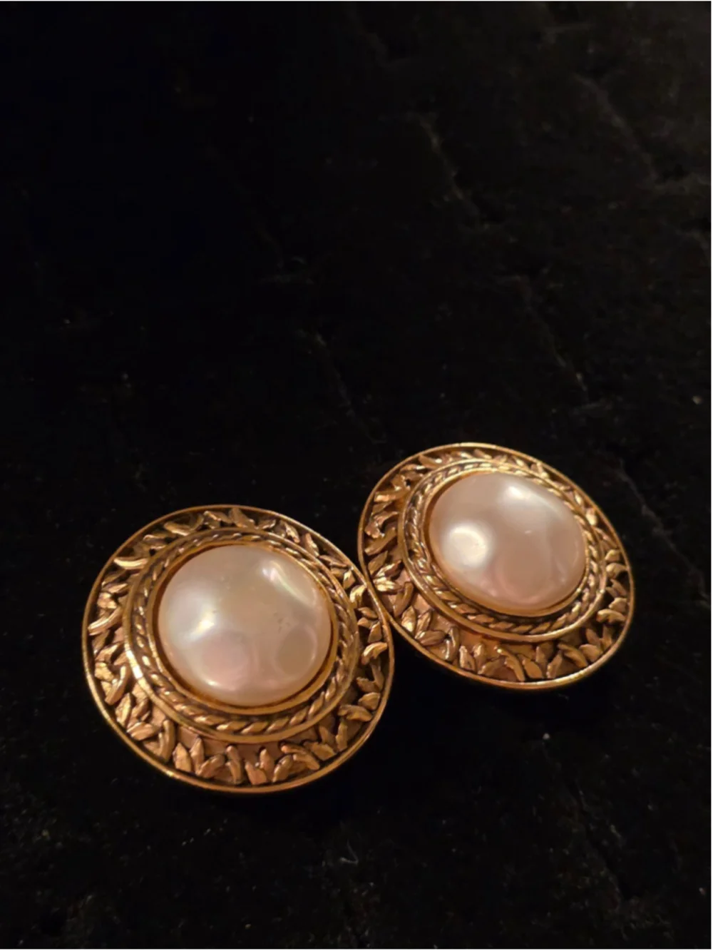 RARE 1980s Chanel Pearl Woven Gold Clip Earrings - Signed France - Picture 2 of 8